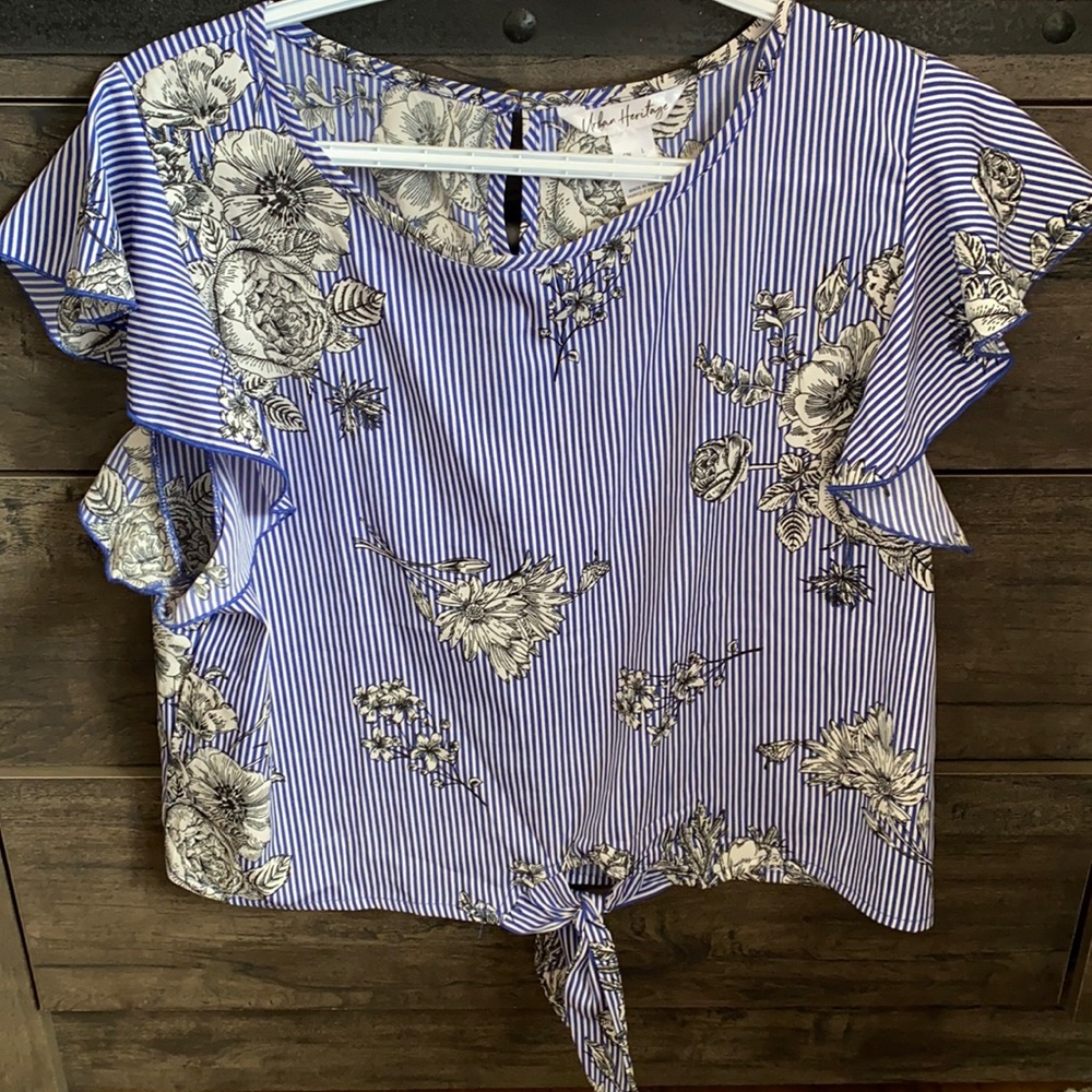 ✨Cute, flowy, blouse with flower pattern.